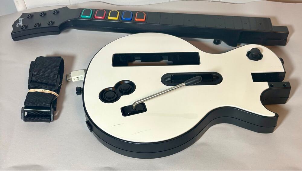 Nintendo Wii Guitar Hero Gibson Les Paul Red Octane 95125-805 White W/ Strap